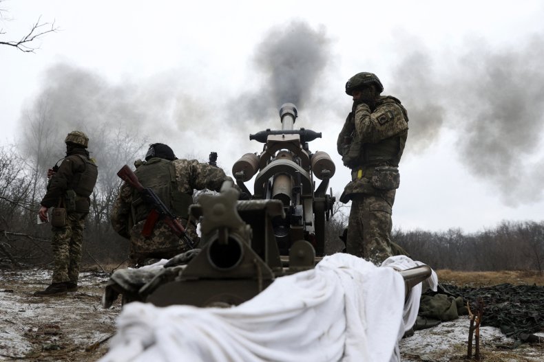 Ukraine artillerymen fire British L119 howitzer Luhansk