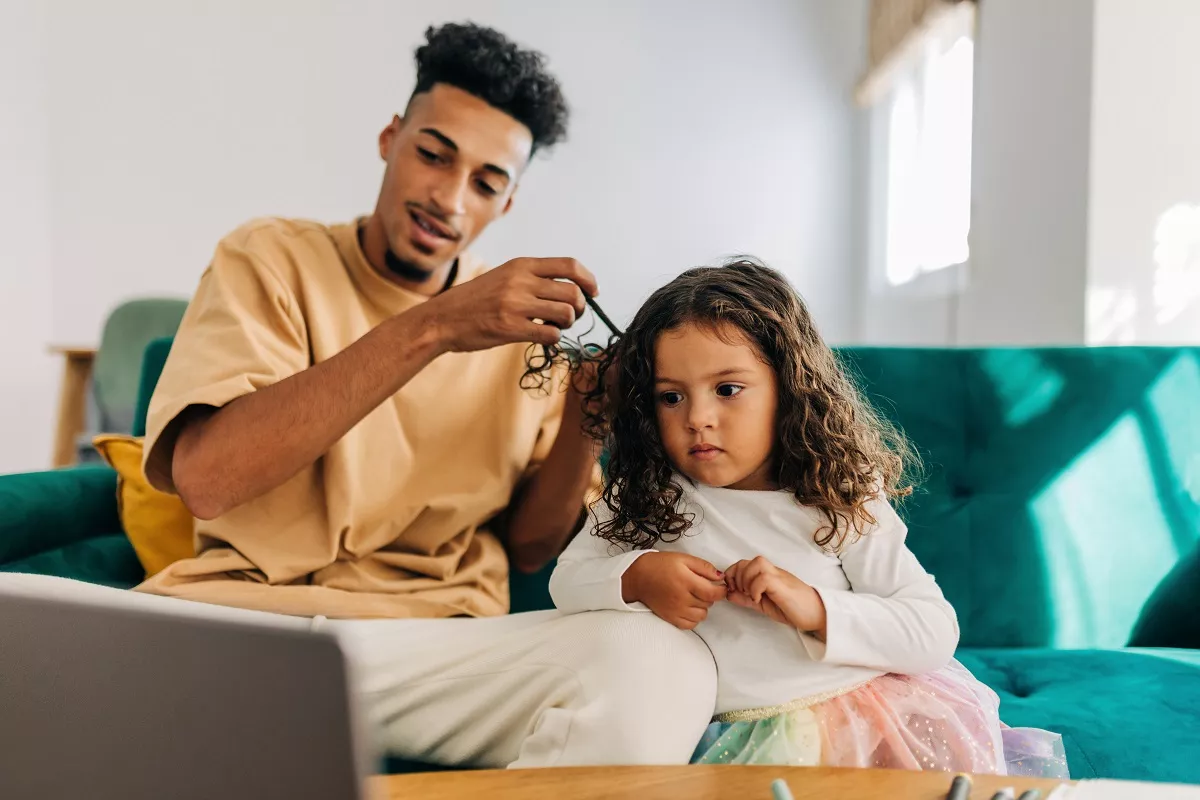 This single mom is braiding kids' hair for free to help other struggling  parents