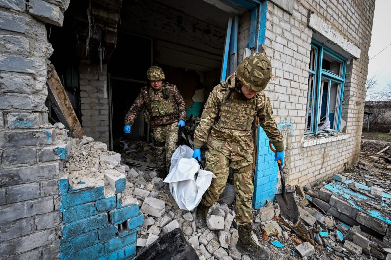 Ukraine soldiers carry dead Russian soldier Kharkiv