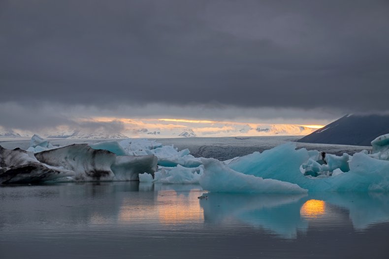 Nuvole scure sopra la laguna glaciale di Jokulsarlon Islanda
