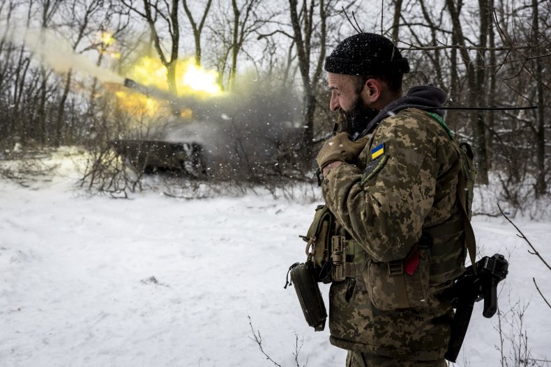 Ukrainian tank fires at Russians in Bakhmut