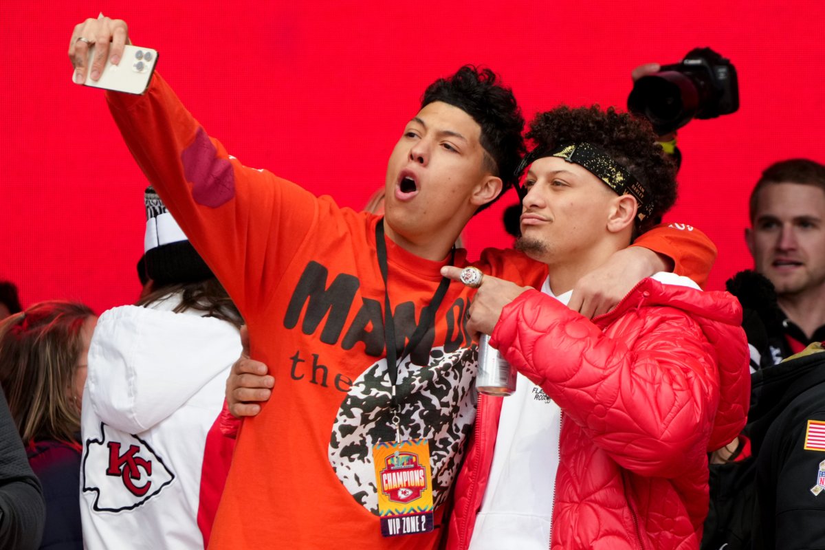 Patrick Mahomes not allowed to play basketball after Chiefs GM sees viral  video - Los Angeles Times