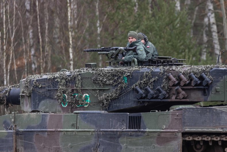 Polish and Ukrainian soldiers on Leopard 2