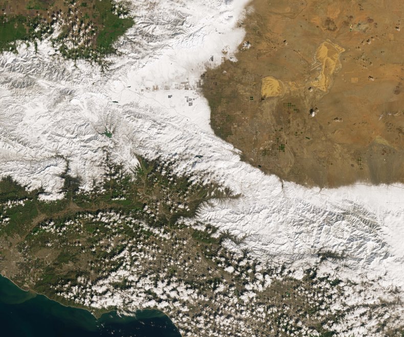 Cali snow cover on San Gabriel Mountains