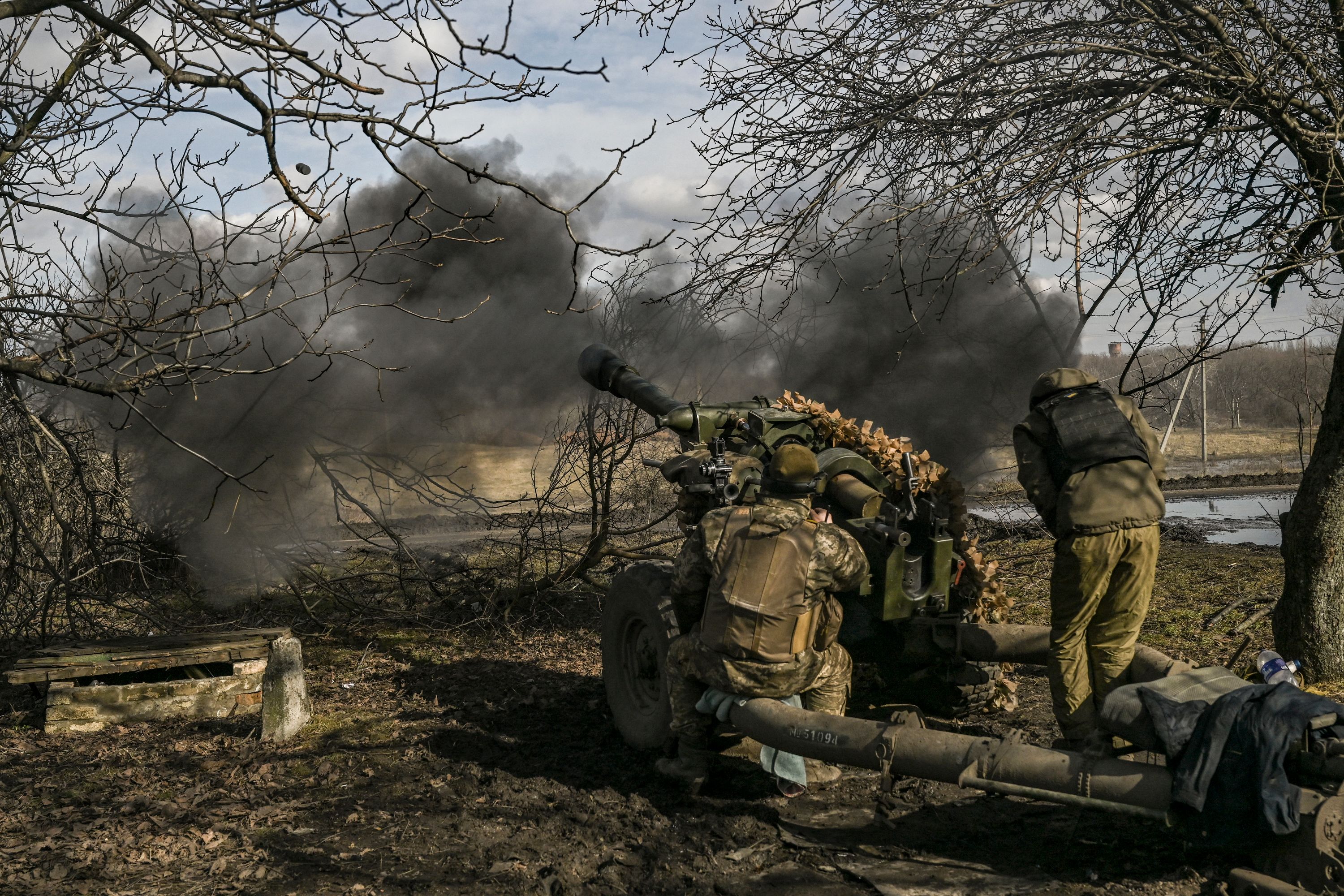 ukrainian servicemen near bakhmut