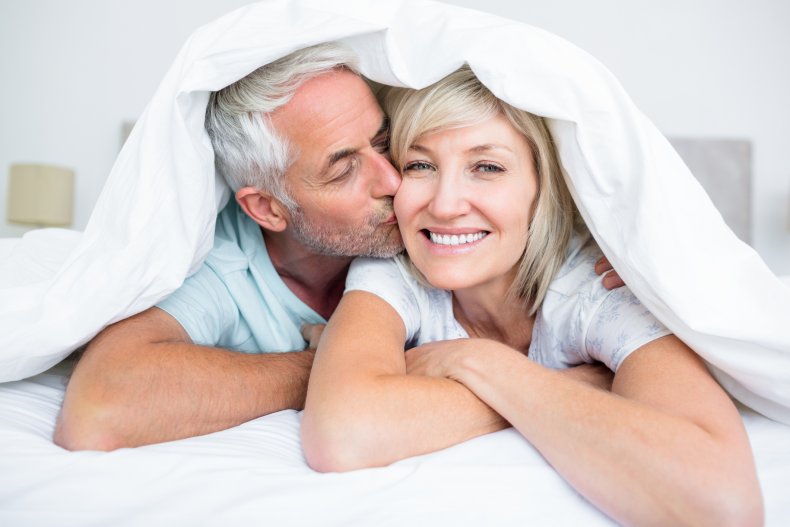 Pasangan yang lebih tua berbaring di benteng selimut
