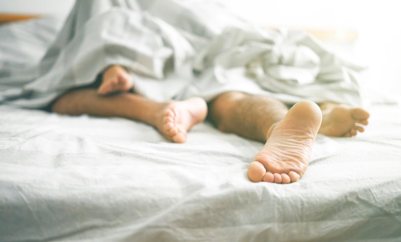 Kaki menyembul dari bawah penutup tempat tidur