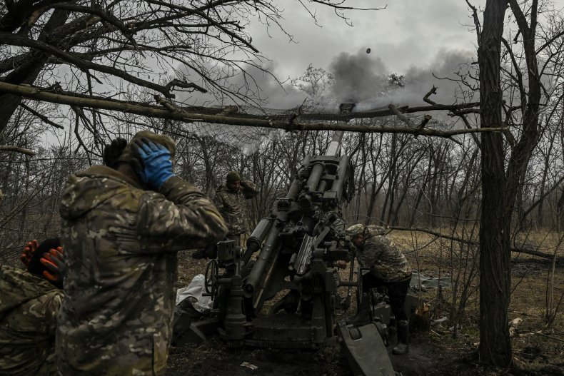 Ukraine artillery firing at Russians Bakhmut front