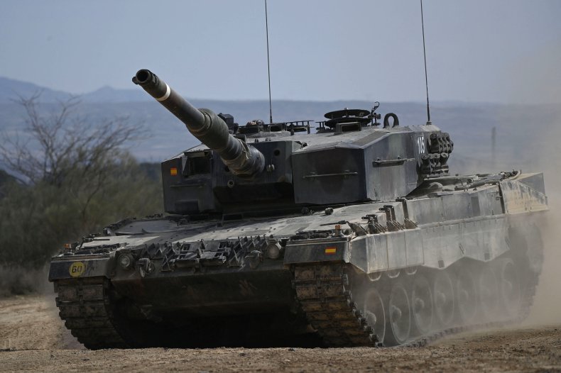 Ukrainian tankers train with Spanish Leopard 2s