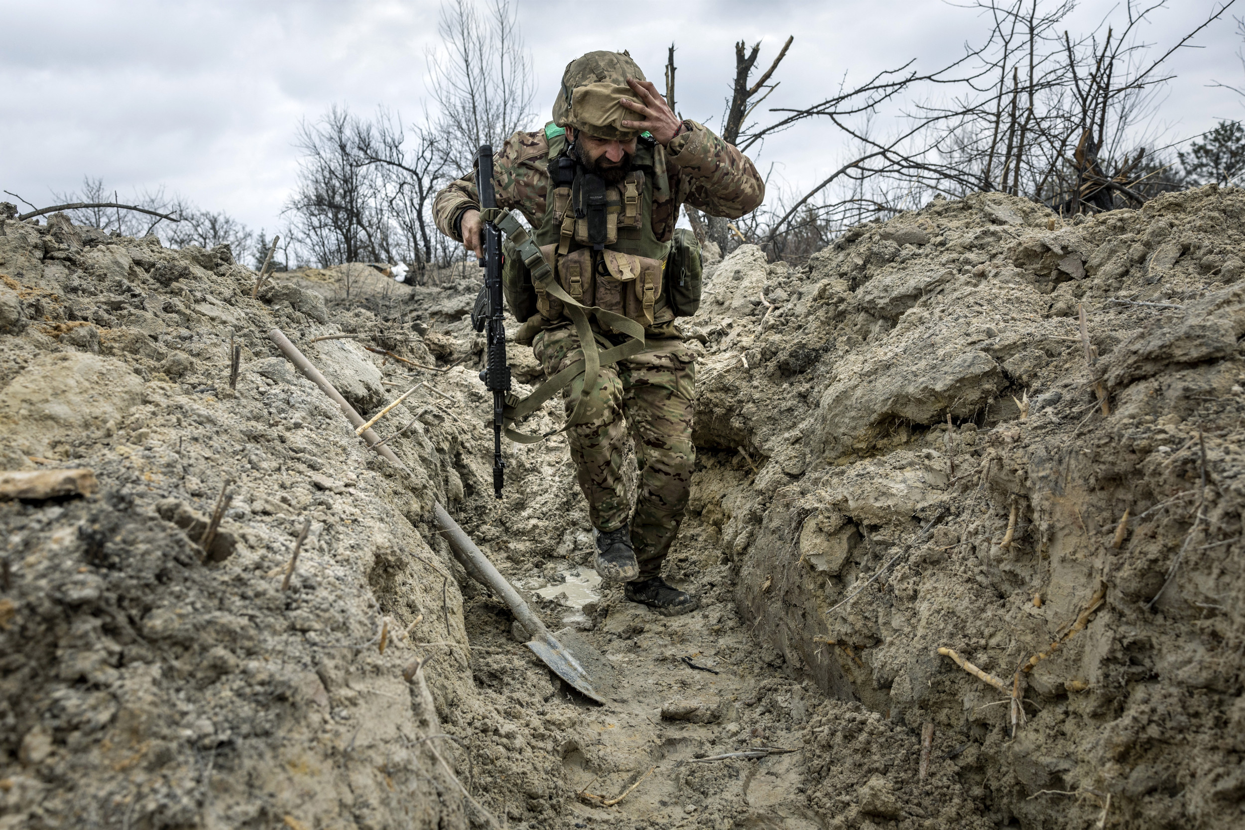 ukrainian medic runs through bakhmut trench