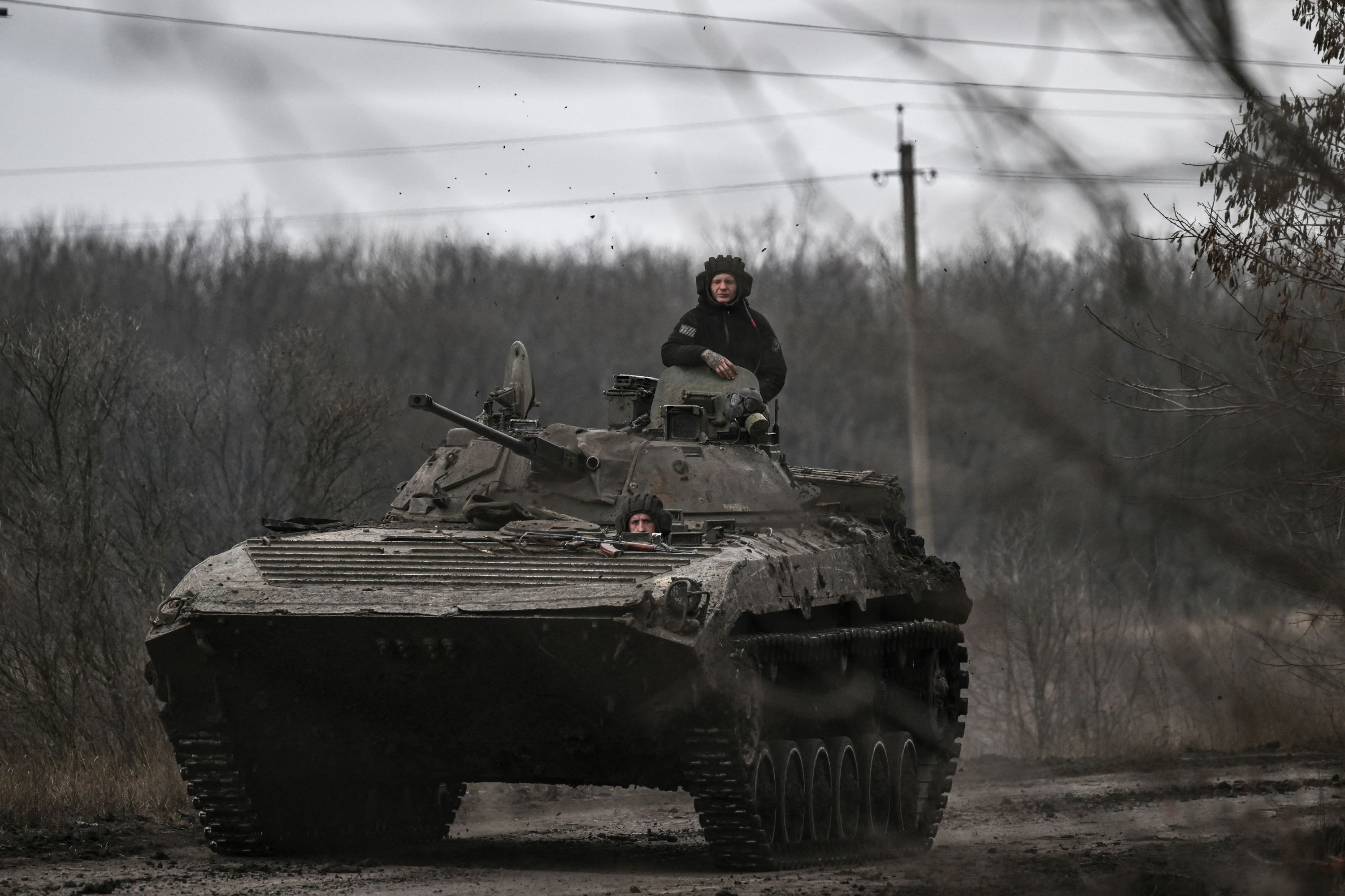 ukrainian servicemen bmp 2 tank