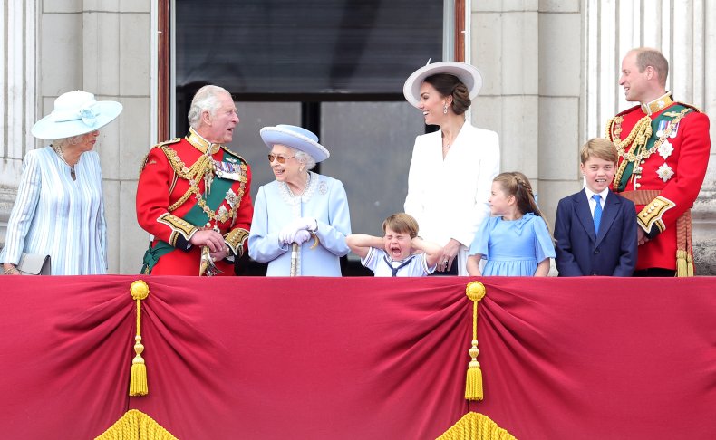 Der lustige Jubiläums-„Sprung“ der Royals geht viral: „Die Königin musste ein bisschen kichern“ 2 Platin-Jubiläum der königlichen Familie