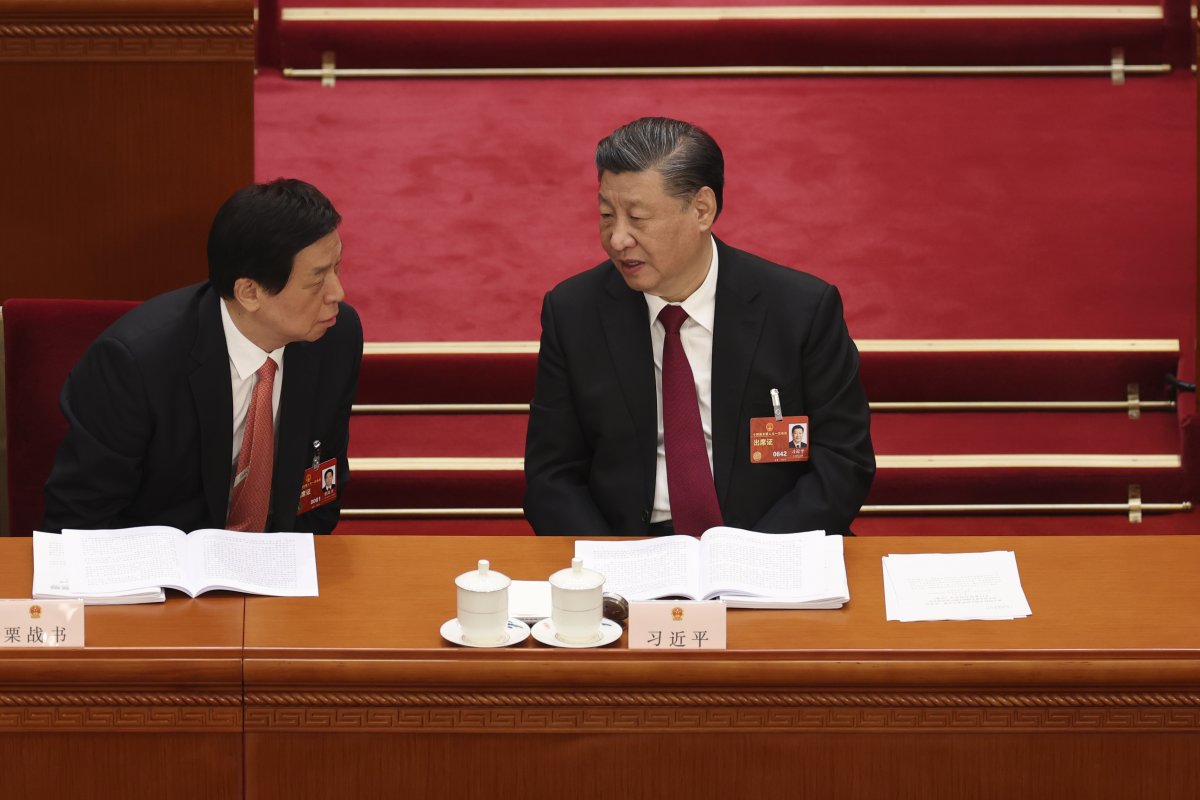 Chinese President Xi Jinping (R) speaks with 