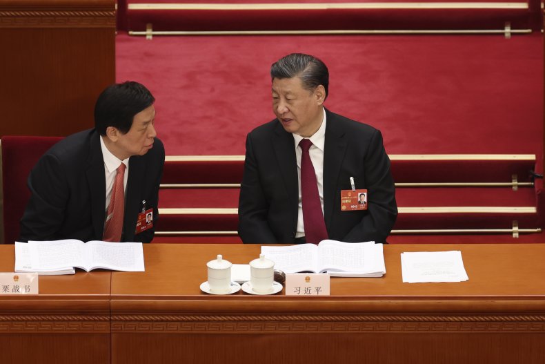 Chinese President Xi Jinping (R) speaks
