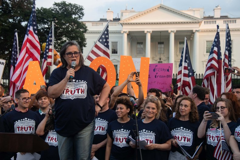 Rosie O'Donnell memprotes Donald Trump