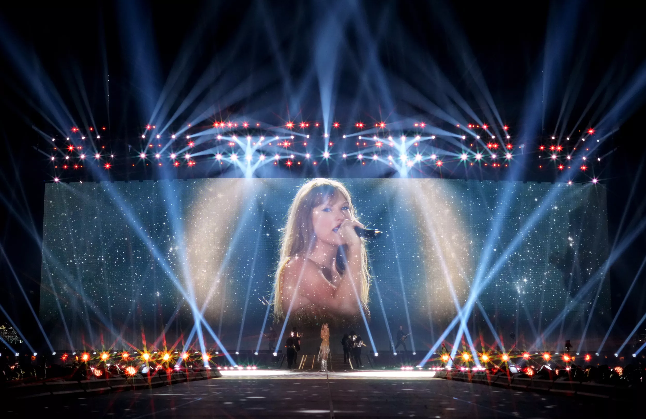 Security Guard Dancing at Taylor Swift Gig Delights Internet: 'Iconic' - Vimarsana News