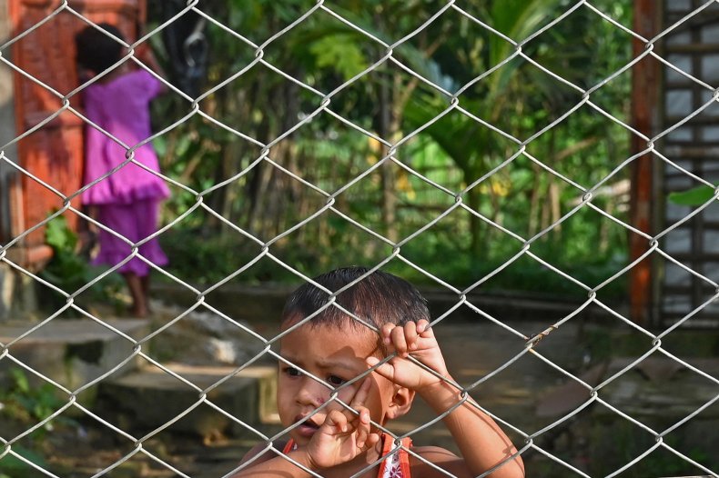 Un enfant d'un réfugié rohingya se tient debout 