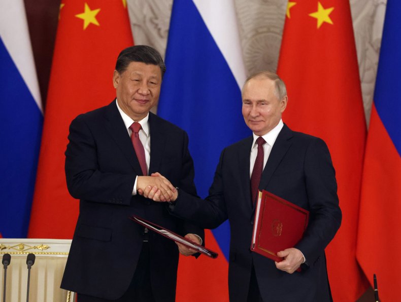 Le président chinois Xi Jinping (L) et russe
