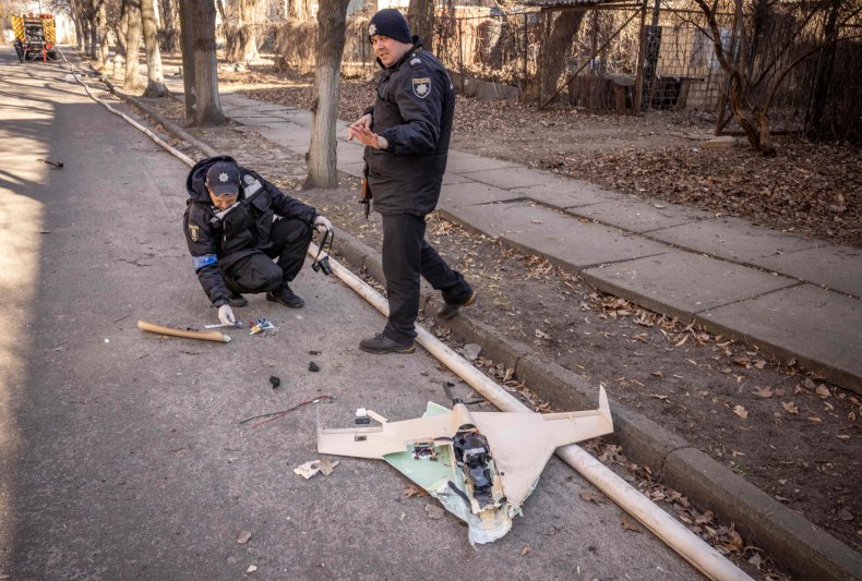 Des policiers ukrainiens inspectent un drone abattu