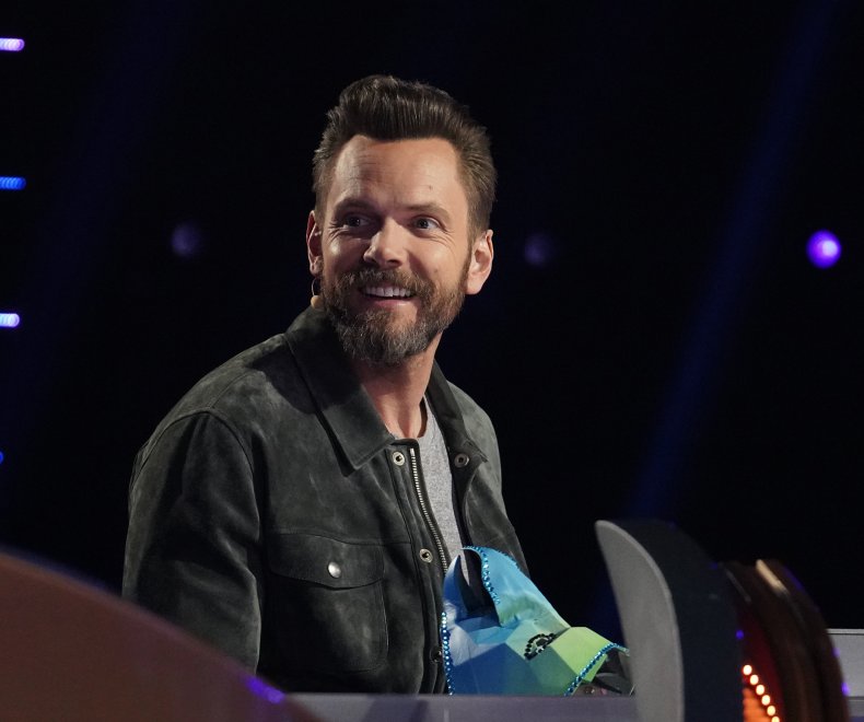 Wer ist Macaw in „The Masked Singer“? Vorhersagen, Hinweise und mehr 4 Joel McHale bei The Masked Singer 2021