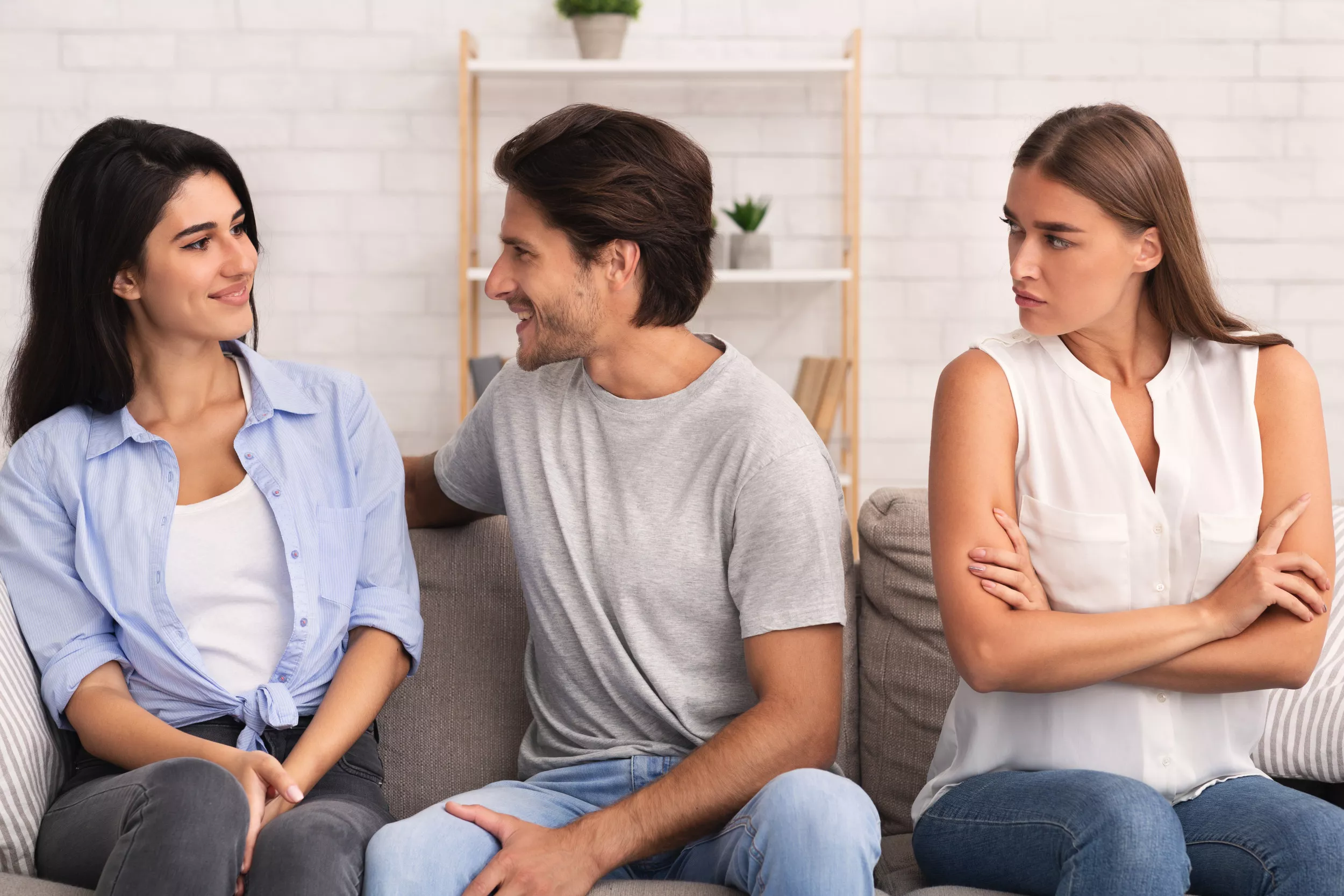 Woman Asking Her Friend To Dress 'Frumpy' for Boyfriend's Party Backed - Vimarsana News