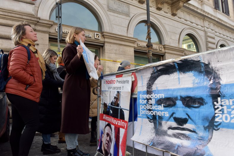 Plakat von Alexei Nawalny bei Protest in Italien