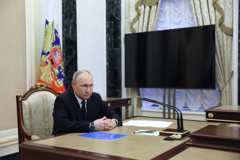 Le président russe Vladimir Poutine assiste à une réunion 