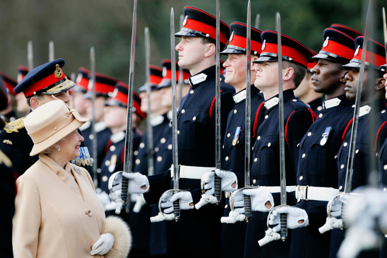 Le prince Harry évanouit Sandhurst avec la reine