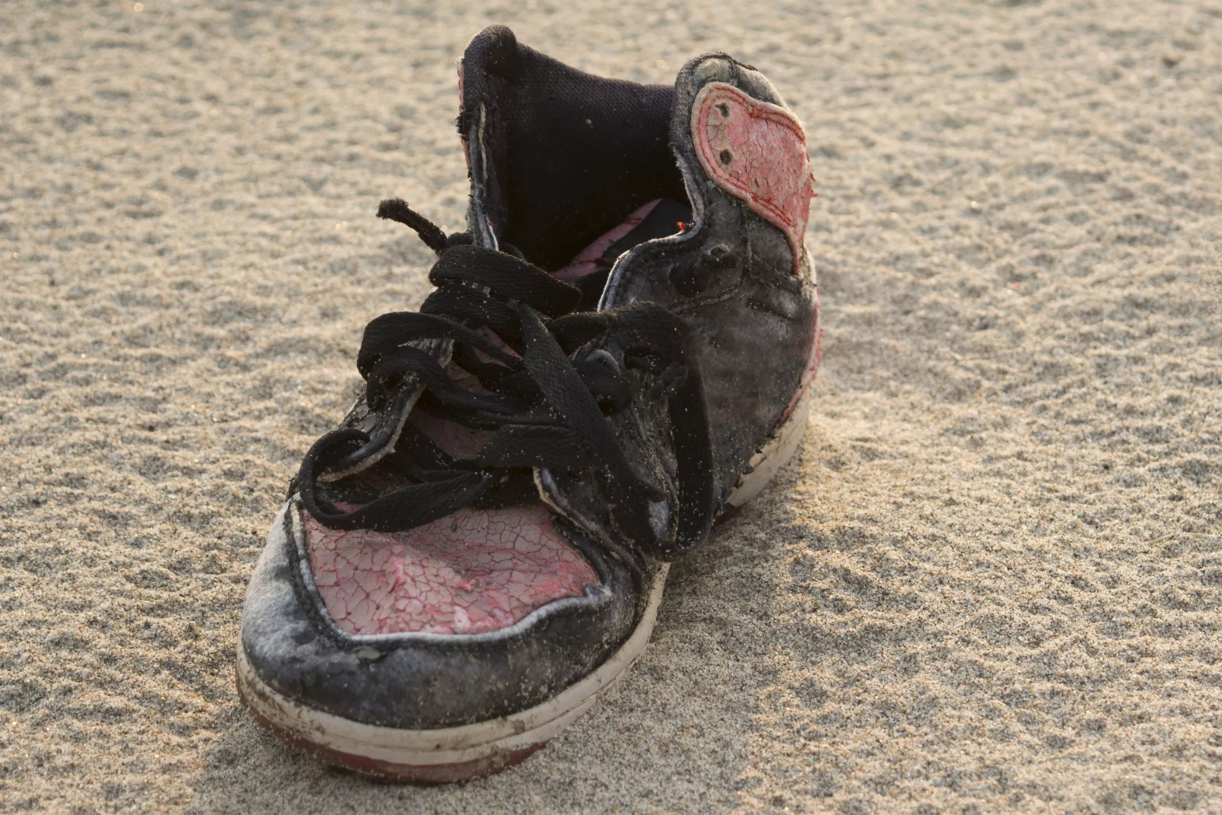 Human Foot in Shoe Mysteriously Washes Up on Beach in 'Gruesome' Incident - Vimarsana News