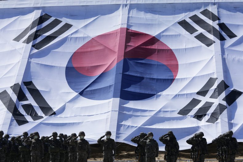   Les soldats sud-coréens saluent 