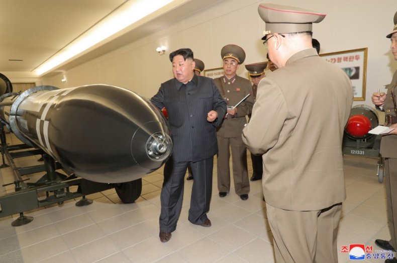 Kim Jung Un inspecte de nouvelles têtes nucléaires
