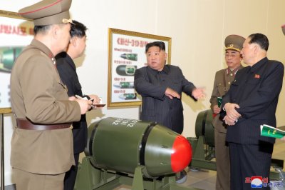 Kim Jung Un inspecte de nouvelles têtes nucléaires