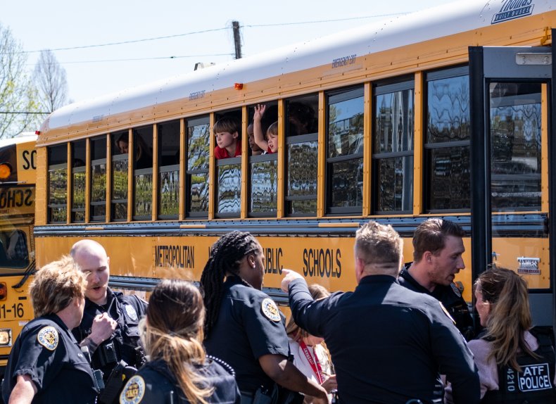 Enfants dans les autobus scolaires attendant leurs parents
