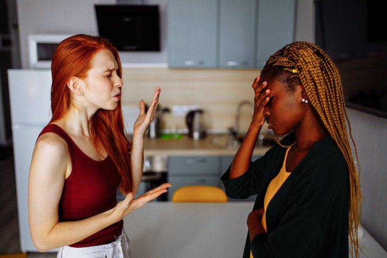 Zwei Frauen kämpfen in einer Küche