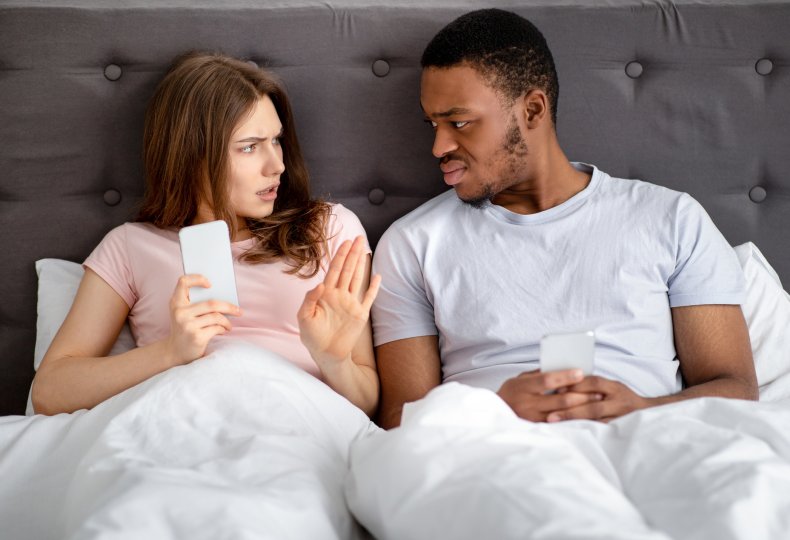 Ein Mann und eine Frau kämpfen im Bett