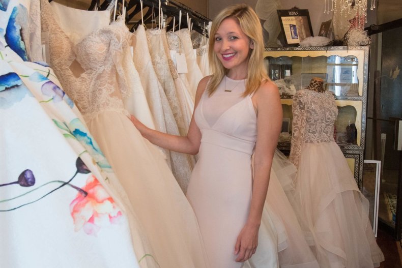 Jen Glantz adalah pengiring pengantin profesional