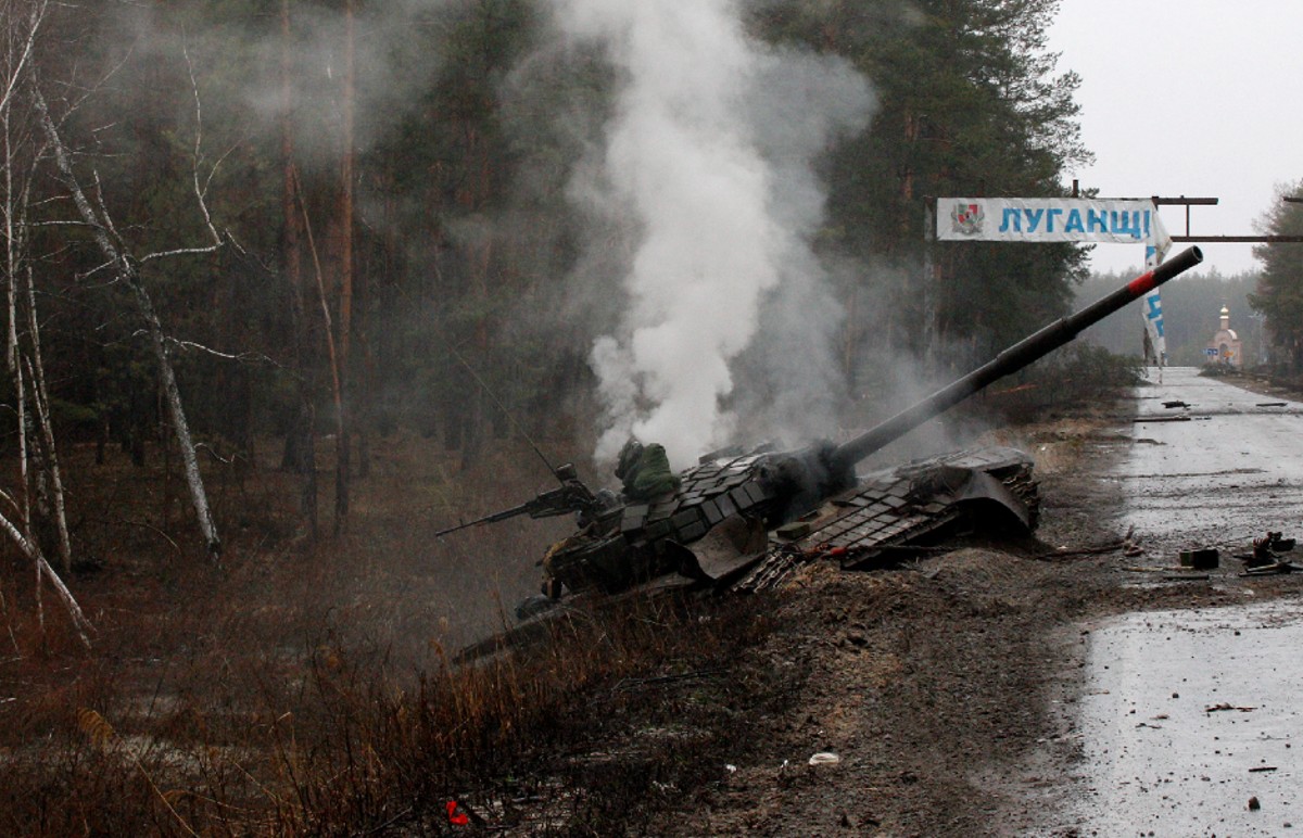 Ein russischer Kommandant sieht zu, wie ein befreundeter Panzer vor ihm explodiert