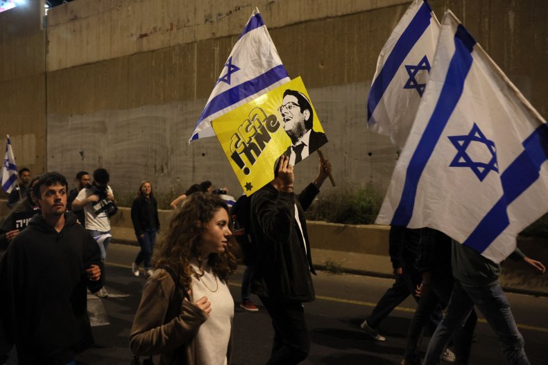 Protes Tel Aviv berbaris dengan bendera Israel