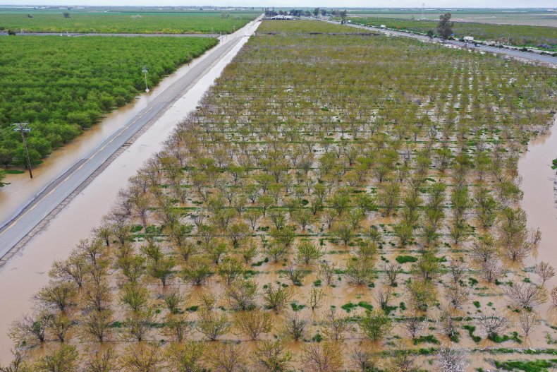 Tulare County floods farmland