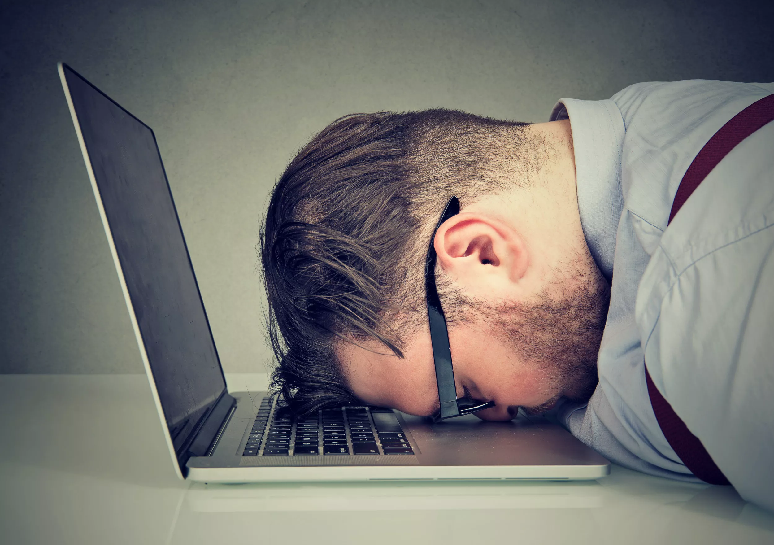Is Your Desk Job Ruining Your Back? Warning Signs From a Physical Therapist - Vimarsana News