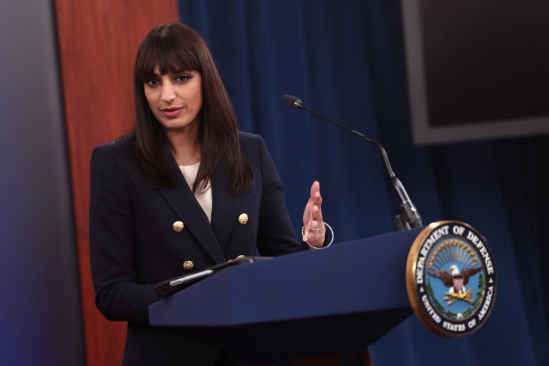 Sabrina Singh berbicara di Pentagon Januari