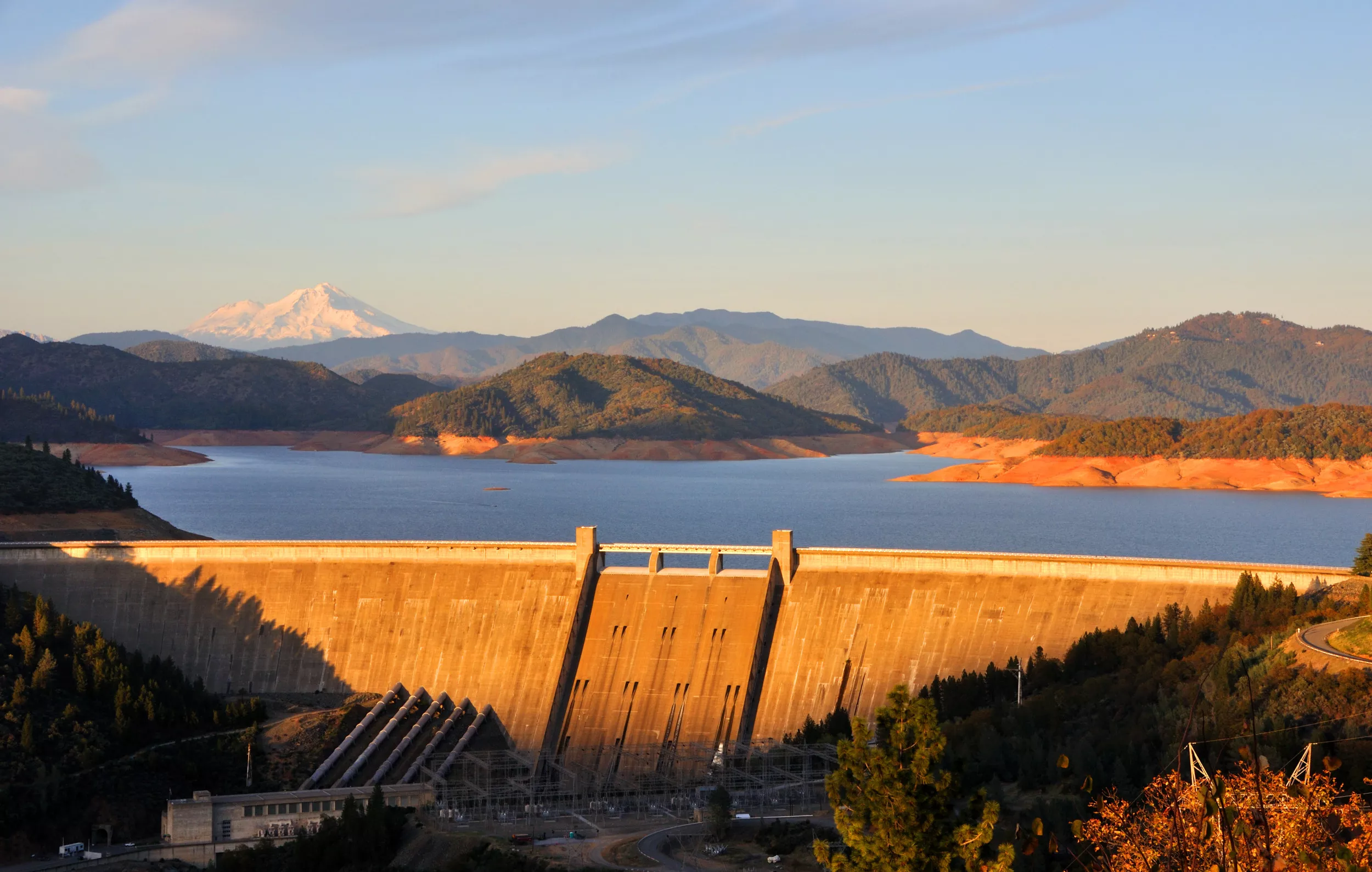 Photos Show How Lake Shasta Water Levels Changed in a Year - Vimarsana News
