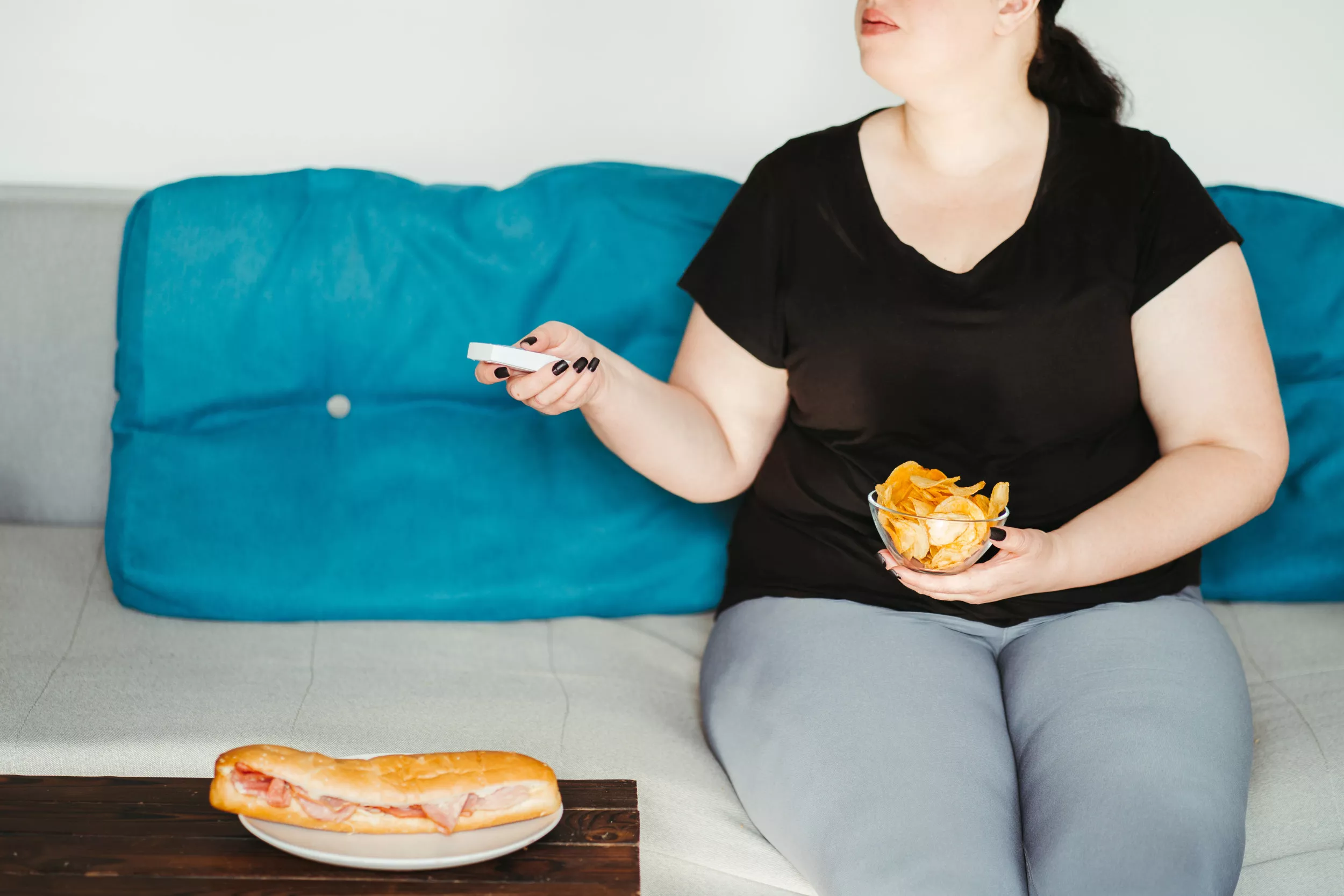 Woman Furious That Sibling Bought a Special Chair for 375lb Weight Slammed - Vimarsana News