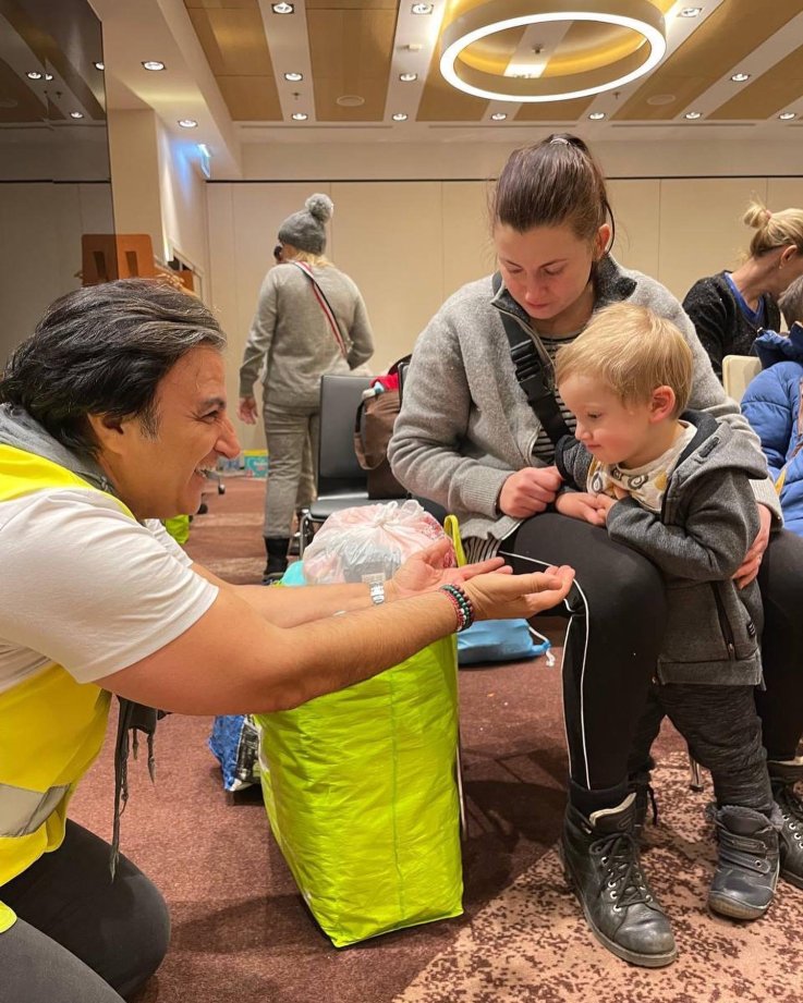 Nuri Kino playing with a refugee