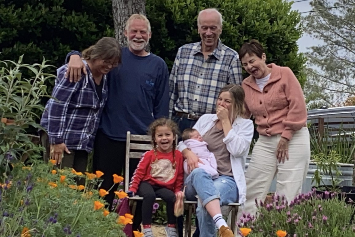 Man Falling Over During Family Portrait Leads to Legendary Photo Fail Man Falling Over During Family Portrait Leads to Legendary Photo Fail