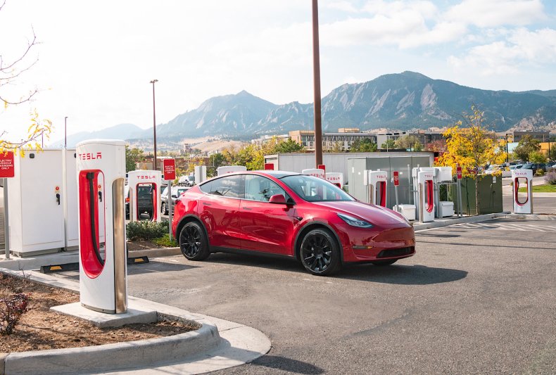 Tesla Model Y mengisi Supercharger