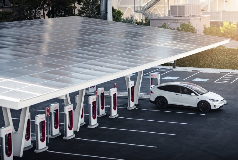 Tesla Model Y mengisi daya tenaga surya