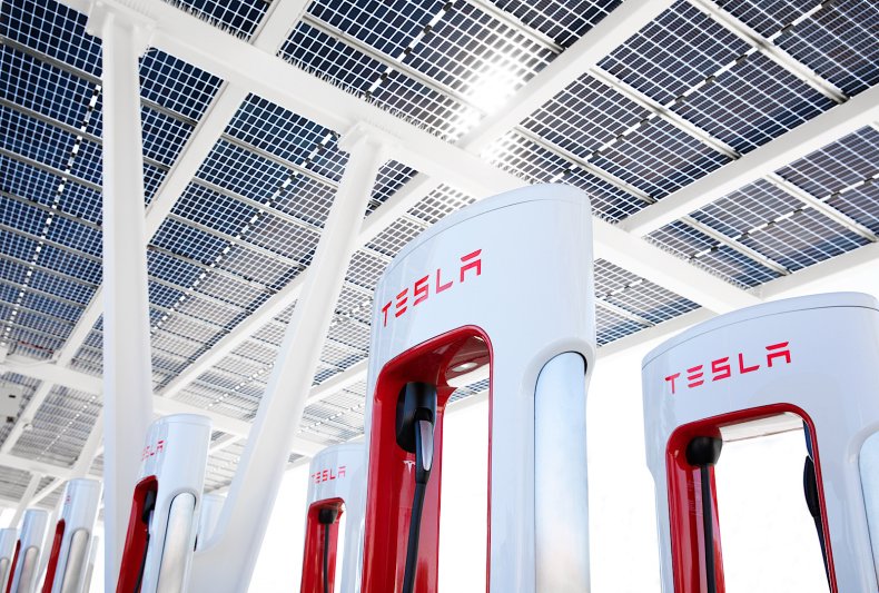 Tesla Supercharger tenaga surya