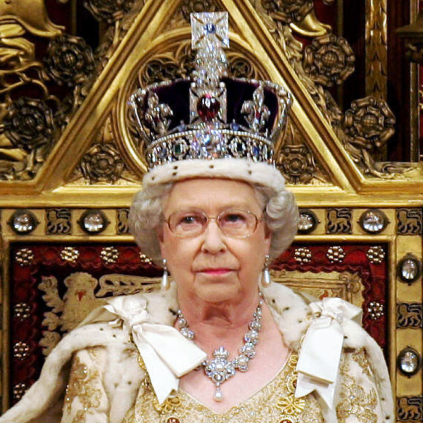 Queen Elizabeth's Tip For Wearing Crown May Be Warning for King
