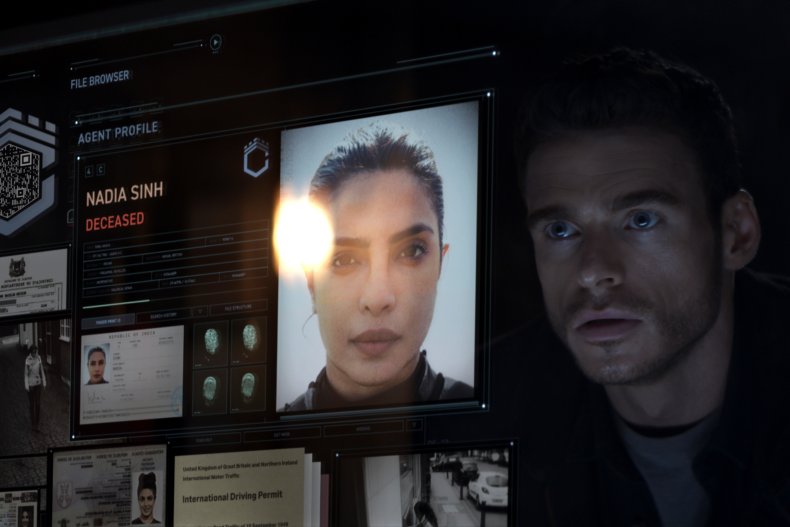 Richard Madden melihat layar Priyanka Chopra